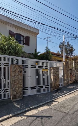 Casa para alugar com 390m², 4 quartos e 4 vagasFachada