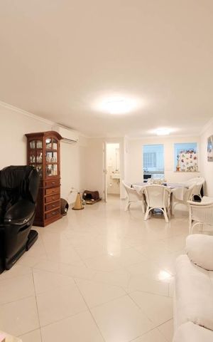 Casa à venda com 300m², 2 quartos e 2 vagasSala