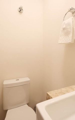 Casa à venda com 300m², 2 quartos e 2 vagasLavabo