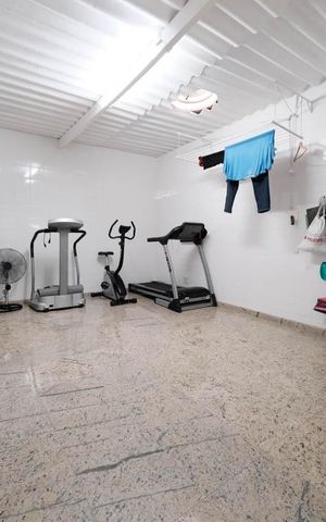 Casa à venda com 300m², 2 quartos e 2 vagasÁrea de Serviço