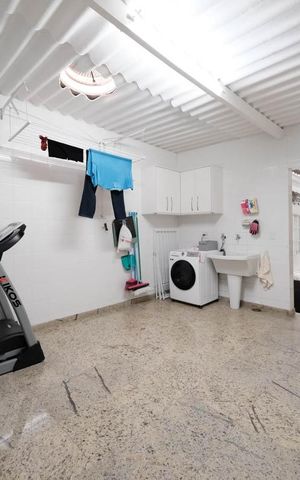 Casa à venda com 300m², 2 quartos e 2 vagasÁrea de Serviço