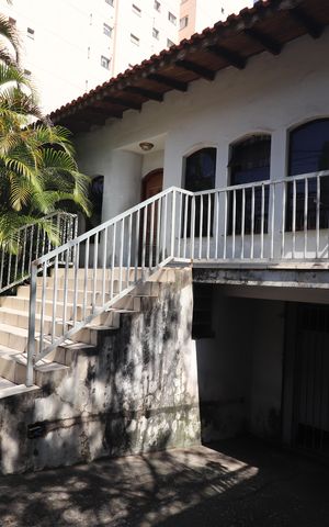 Casa à venda com 320m², 3 quartos e 7 vagasFachada Casa