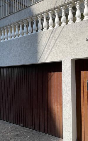Casa à venda com 210m², 3 quartos e 2 vagas Casa à venda com 210m², 3 quartos e 2 vagasFachada