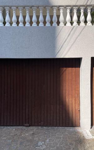Casa à venda com 210m², 3 quartos e 2 vagas Casa à venda com 210m², 3 quartos e 2 vagasFachada