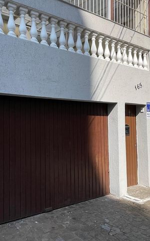 Casa à venda com 210m², 3 quartos e 2 vagas Casa à venda com 210m², 3 quartos e 2 vagasFachada