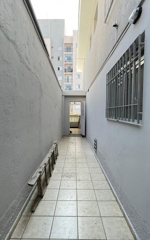 Casa à venda com 210m², 3 quartos e 2 vagas Casa à venda com 210m², 3 quartos e 2 vagasCorredor Lateral