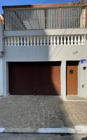 Casa à venda com 210m², 3 quartos e 2 vagas Casa à venda com 210m², 3 quartos e 2 vagasFachada