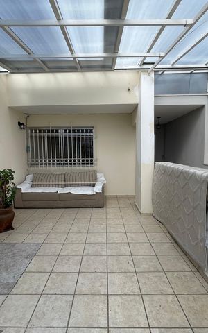 Casa à venda com 210m², 3 quartos e 2 vagas Casa à venda com 210m², 3 quartos e 2 vagasVaranda