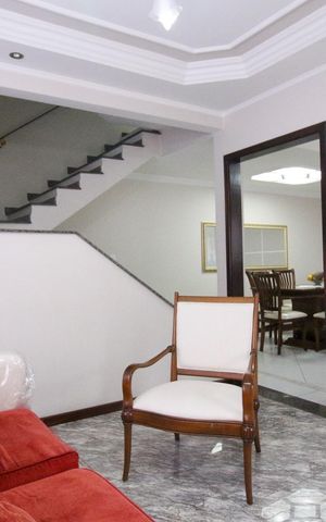 Casa à venda com 218m², 3 quartos e 5 vagas Casa à venda com 218m², 3 quartos e 5 vagasSala