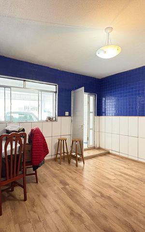 Casa à venda com 302m², 3 quartos e 2 vagas Casa à venda com 302m², 3 quartos e 2 vagasSala