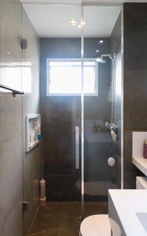 Apartamento à venda com 90m², 2 quartos e 2 vagas Apartamento à venda com 90m², 2 quartos e 2 vagasBanheiro da Suíte 1