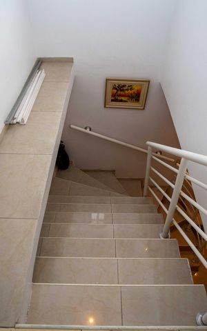 Casa à venda com 250m², 5 quartos e 2 vagasEscada