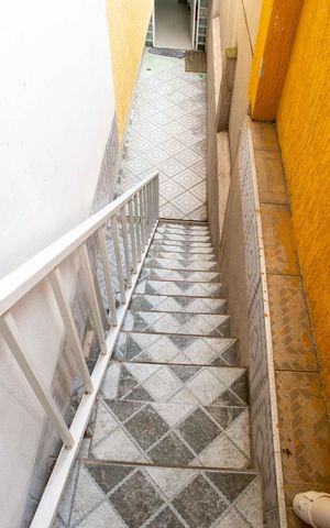 Casa à venda com 250m², 5 quartos e 2 vagasEscada