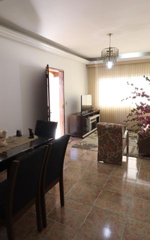Casa à venda com 232m², 3 quartos e 3 vagasSala