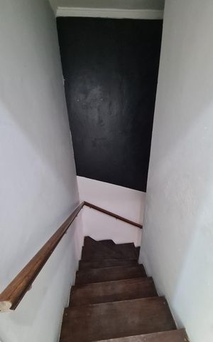 Casa à venda com 150m², 3 quartos e 1 vaga Casa à venda com 150m², 3 quartos e 1 vagaEscada