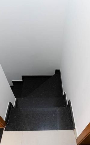 Casa de condomínio à venda com 55m², 2 quartos e 1 vaga Casa de condomínio à venda com 55m², 2 quartos e 1 vagaEscada
