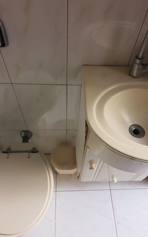 Casa de condomínio à venda com 642m², 4 quartos e 6 vagasBanheiro de serviço