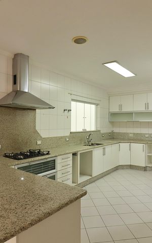 Casa de condomínio à venda com 642m², 4 quartos e 6 vagasCozinha