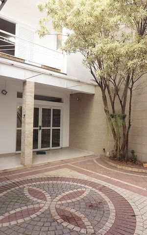 Casa de condomínio à venda com 642m², 4 quartos e 6 vagasQuintal