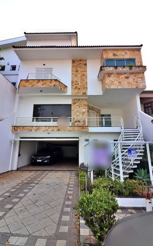 Casa de condomínio à venda com 642m², 4 quartos e 6 vagasFachada