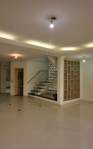 Casa de condomínio à venda com 642m², 4 quartos e 6 vagasSala 