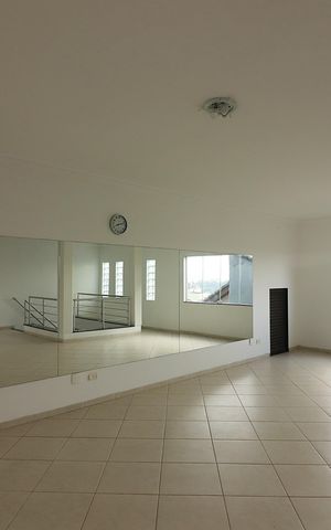 Casa de condomínio à venda com 642m², 4 quartos e 6 vagasAcademia