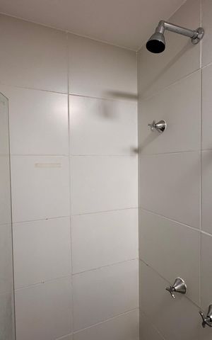 Apartamento à venda com 81m², 2 quartos e 1 vaga Apartamento à venda com 81m², 2 quartos e 1 vagaBanheiro Social