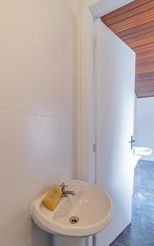 Casa à venda com 300m², 3 quartos e 2 vagasBanheiro de serviço