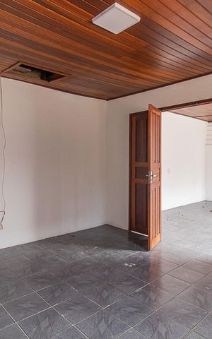 Casa à venda com 300m², 3 quartos e 2 vagasÁrea de Serviço