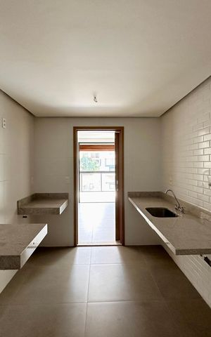 Apartamento à venda com 151m², 4 quartos e 2 vagas Apartamento à venda com 151m², 4 quartos e 2 vagasCozinha e Área de Serviço