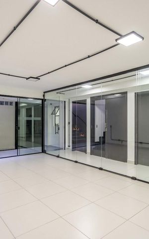 Casa à venda com 270m², 3 quartos e 2 vagas Casa à venda com 270m², 3 quartos e 2 vagasStudio