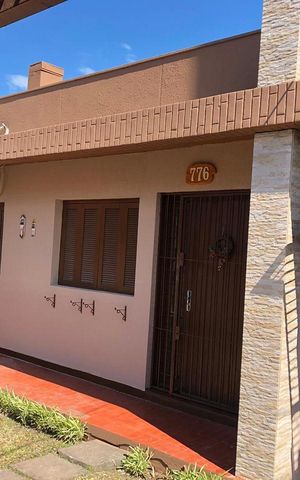 Casa à venda com 280m², 4 quartos e 5 vagas Casa à venda com 280m², 4 quartos e 5 vagasFachada