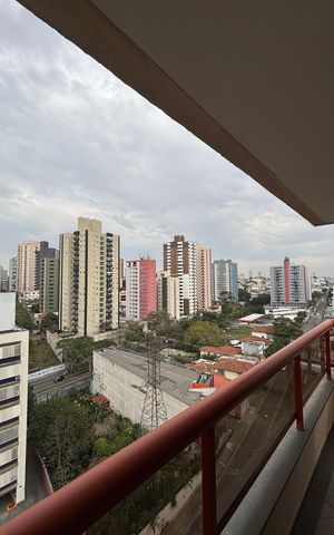 Apartamento à venda com 180m², 3 quartos e 2 vagas Apartamento à venda com 180m², 3 quartos e 2 vagasVaranda