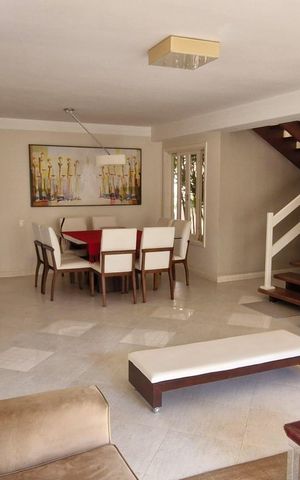 Casa de condomínio à venda com 290m², 4 quartos e 6 vagas Casa de condomínio à venda com 290m², 4 quartos e 6 vagasSala