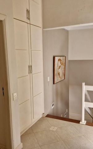 Casa de condomínio à venda com 290m², 4 quartos e 6 vagas Casa de condomínio à venda com 290m², 4 quartos e 6 vagasAcesso