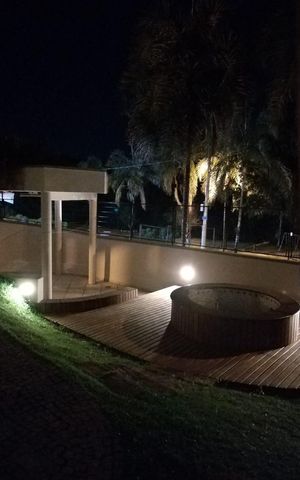 Casa de condomínio à venda com 290m², 4 quartos e 6 vagas Casa de condomínio à venda com 290m², 4 quartos e 6 vagasÁrea Externa
