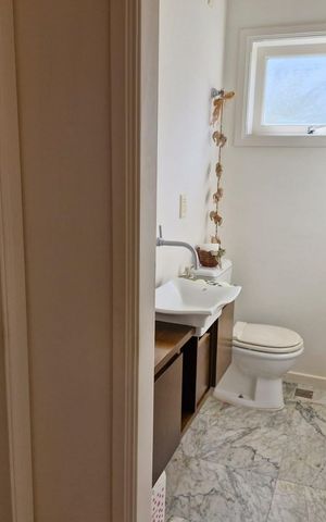 Casa de condomínio à venda com 290m², 4 quartos e 6 vagas Casa de condomínio à venda com 290m², 4 quartos e 6 vagasLavabo