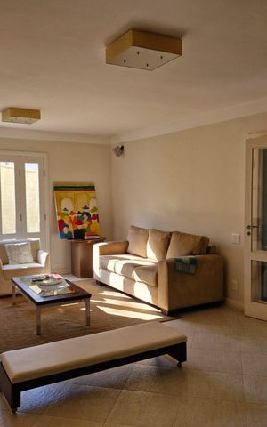 Casa de condomínio à venda com 290m², 4 quartos e 6 vagas Casa de condomínio à venda com 290m², 4 quartos e 6 vagasSala