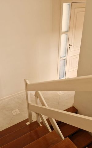 Casa de condomínio à venda com 290m², 4 quartos e 6 vagas Casa de condomínio à venda com 290m², 4 quartos e 6 vagasEscada
