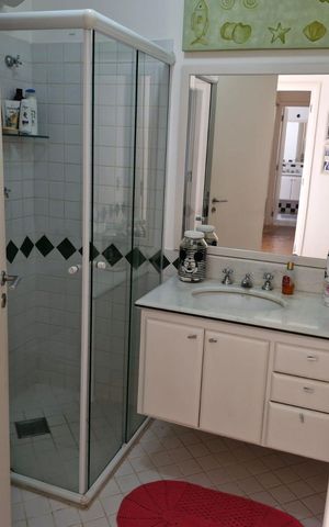 Casa de condomínio à venda com 290m², 4 quartos e 6 vagas Casa de condomínio à venda com 290m², 4 quartos e 6 vagasBanheiro 1