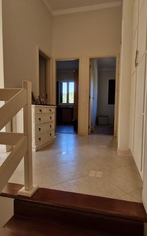 Casa de condomínio à venda com 290m², 4 quartos e 6 vagas Casa de condomínio à venda com 290m², 4 quartos e 6 vagasEscada