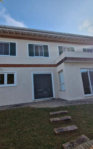 Casa de condomínio à venda com 290m², 4 quartos e 6 vagas Casa de condomínio à venda com 290m², 4 quartos e 6 vagasÁrea Externa