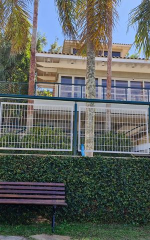 Casa de condomínio à venda com 290m², 4 quartos e 6 vagas Casa de condomínio à venda com 290m², 4 quartos e 6 vagasFachada