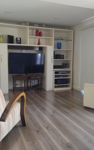 Casa de condomínio à venda com 290m², 4 quartos e 6 vagas Casa de condomínio à venda com 290m², 4 quartos e 6 vagasSala de TV