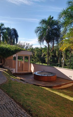 Casa de condomínio à venda com 290m², 4 quartos e 6 vagas Casa de condomínio à venda com 290m², 4 quartos e 6 vagasÁrea Externa