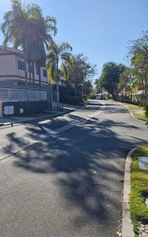 Casa de condomínio à venda com 290m², 4 quartos e 6 vagas Casa de condomínio à venda com 290m², 4 quartos e 6 vagasVista da Rua