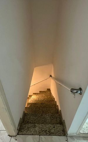 Casa para alugar com 100m², 2 quartos e 1 vaga Casa para alugar com 100m², 2 quartos e 1 vagaEscada