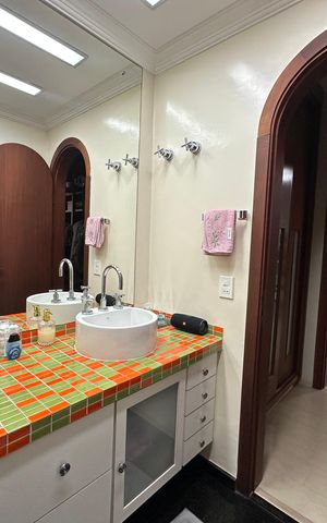 Casa à venda com 700m², 4 quartos e 4 vagasBanheiro da Suíte 1 e 2