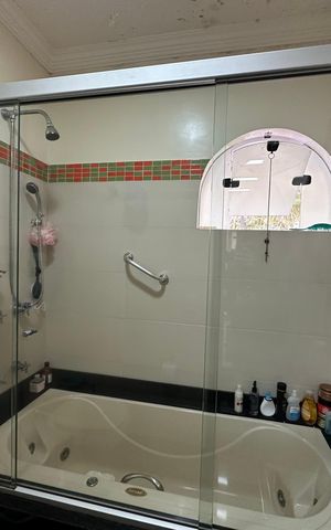 Casa à venda com 700m², 4 quartos e 4 vagasBanheiro da Suíte 1 e 2