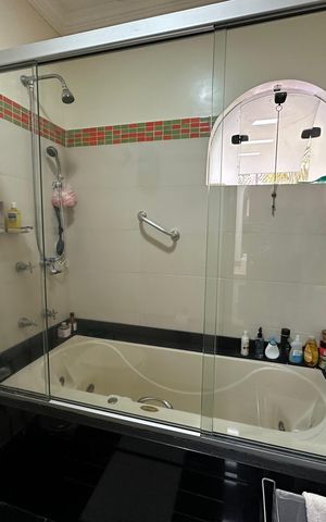 Casa à venda com 700m², 4 quartos e 4 vagasBanheiro da Suíte 1 e 2
